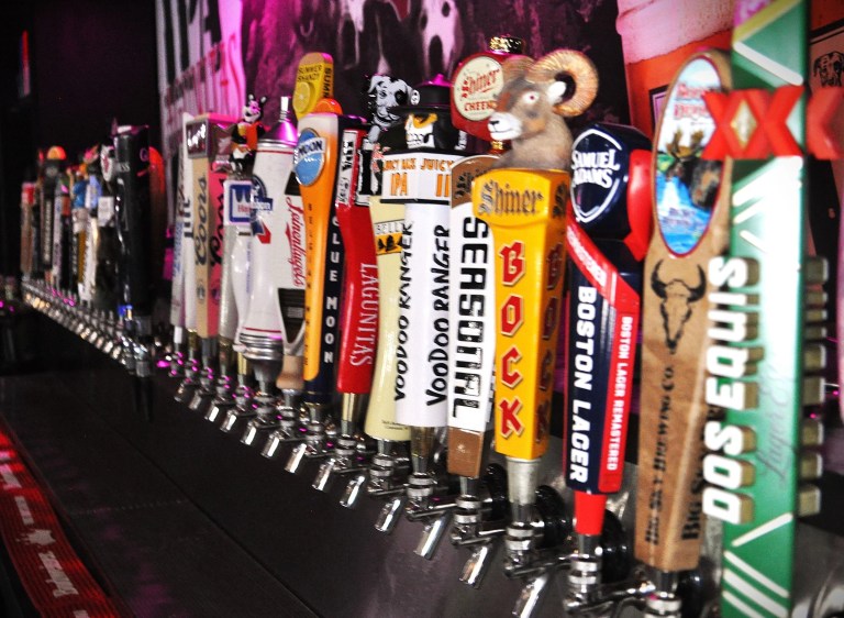 WestownTapBarandRestaurantWestDesMoinesBeersonTap 768x562