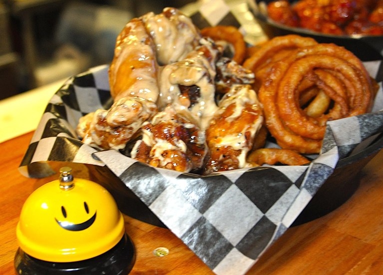 WestownTapBarandRestaurantWestDesMoinesWingsandRing 768x551