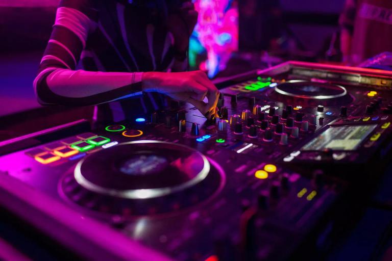 6471051beb26aa9e173682cc dj 768x512