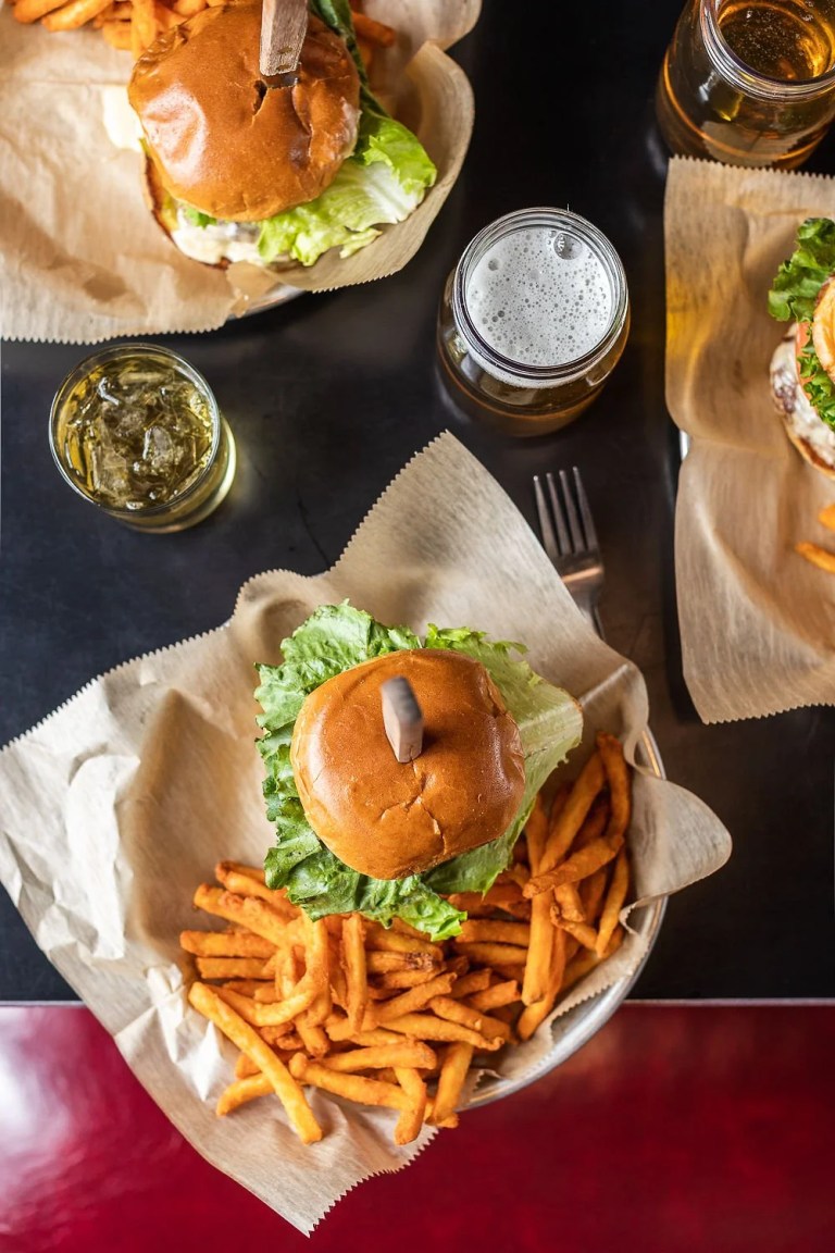 StacyFeyer SaloPhotography Burger 02 768x1152