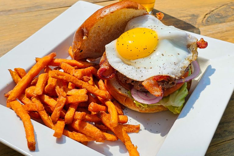 breakfast burger wp 1 scaled 3 768x512